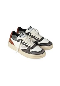Une paire de baskets blanches avec des accents noirs et marron, des lacets blancs, une zone de pied perforée, et une étiquette "4812 Sneakers" sur la languette, présentée sur fond blanc.