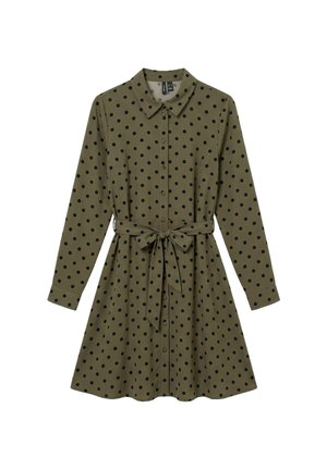 Robe-chemise vert olive à manches longues, à pois noirs, avec une fermeture boutonnée sur le devant, un col pointu et une ceinture nouée à la taille.