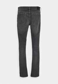 Svarta denimjeans med rak bendesign, som har en slät yta, två bakfickor och ett minimalistiskt midjeband.