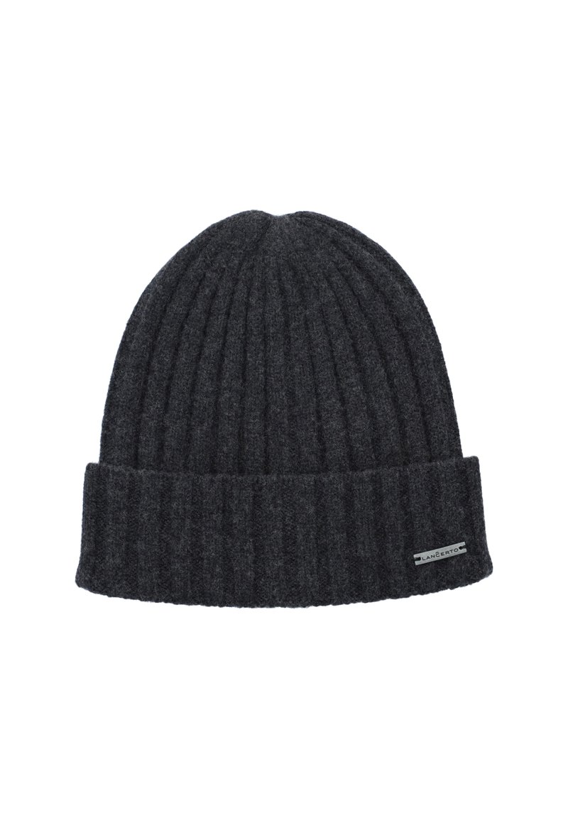 Działa wełniana czapka typu beanie w ciemnoszarym kolorze z pionowym prążkowaniem i podwijanym widokiem. Ma małą metkę z boku, podkreślającą teksturowane wykończenie.
