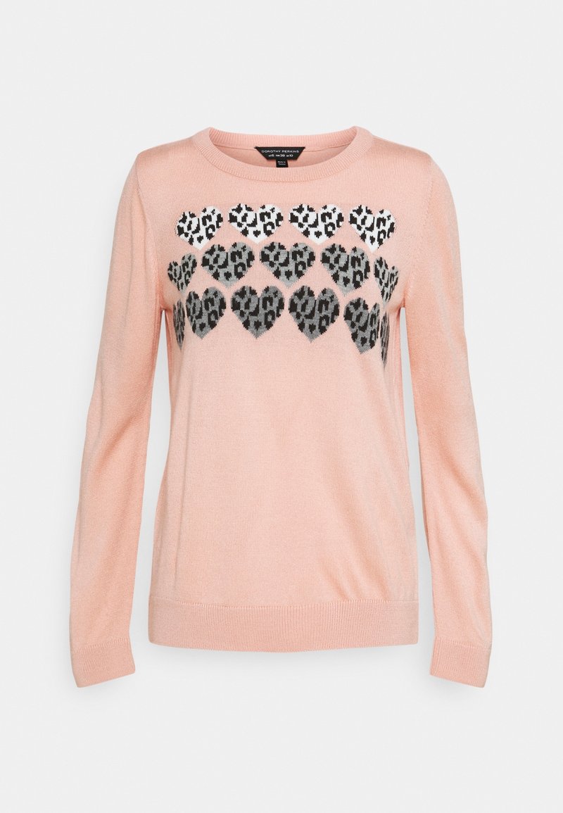 Svetle růžový pletený svetr s dlouhými rukávy. Na hrudi vzor černých a šedých leopardích srdcí. Hladká textura.