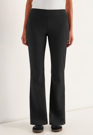 Zwarte rechte broek van een gladde, rekbare stof. Heeft een hoge tailleband en zijzakken. Strak om de heupen, breder aan de onderkant.