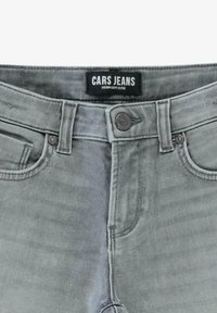 Grijze denim jeans met een rechte snit, voorzien van een knoopsluiting en vijf zakken. "CARS JEANS" label op de tailleband. Soepele textuur.