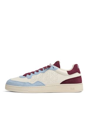 Baskets basses avec base en cuir crème, empiècements en daim bleu clair, talon et lacets en daim rouge foncé, perforations latérales et semelle plate.