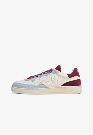 Baskets basses avec base en cuir crème, empiècements en daim bleu clair, talon et lacets en daim rouge foncé, perforations latérales et semelle plate.