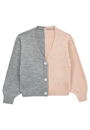 Knappelukket cardigan med lange ærmer, opdelt lodret i lysegrå til venstre og blød lyserød til højre.