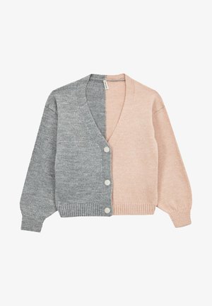 Knappelukket cardigan med lange ærmer, opdelt lodret i lysegrå til venstre og blød lyserød til højre.