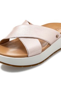 Sandály s křížovými pásky v růžovém zlatě s texturovaným svrškem, polstrovanou hnědou stélkou, bílou platformovou podrážkou a jemným kovovým akcentem.