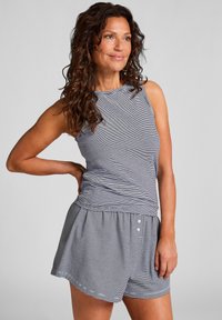 Tanktop en shorts set in marineblauw en witte strepen. Zacht katoenen stof met een relaxte pasvorm. Shorts hebben een trekkoord en twee knopen.