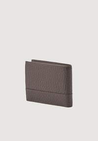 Hnedá kožená peňaženka s textúrovaným povrchom, štíhlym obdĺžnikovým tvarom, kontrastným prešívaním a minimalistickým dizajnom.