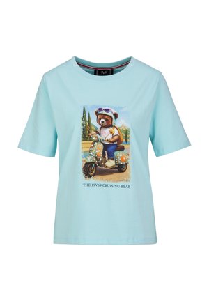 Lichtblauw T-shirt met een afbeelding van een beer die een helm en zonnebril draagt, rijdend op een versierde scooter, met tekst eronder.