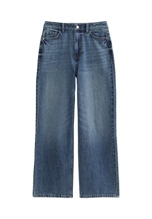 Blauwe wijde denimjeans met een knoop en rits aan de voorkant, riemlussen en een ontwerp met vijf zakken tegen een witte achtergrond.