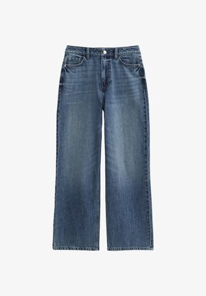 Jeans in denim blu a gamba larga con chiusura frontale a bottone e cerniera, passanti per cintura e design a cinque tasche, su sfondo bianco.