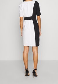 s.Oliver BLACK LABEL Pouzdrové šaty - white