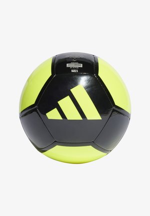 Balón de fútbol negro y amarillo brillante, tamaño 5, con paneles hexagonales y un logo de tres franjas negras en una sección. Superficie lisa y brillante.