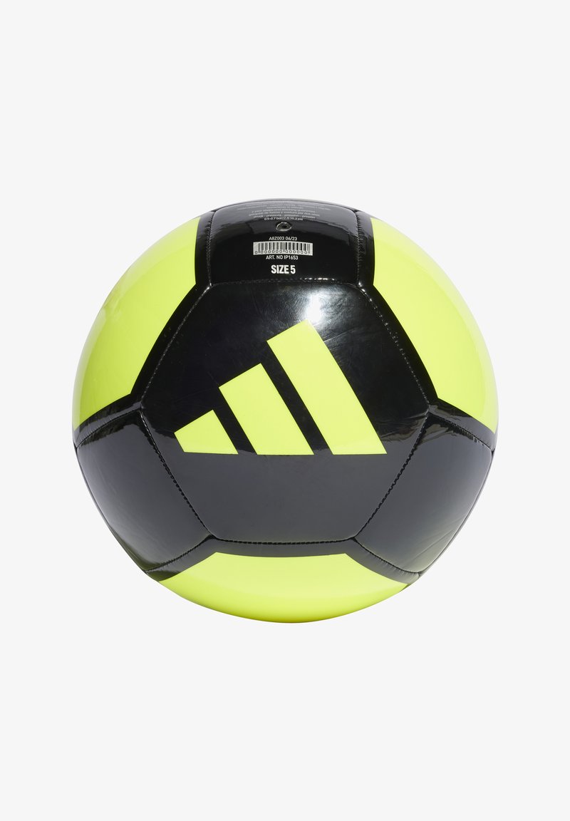 Balón de fútbol negro y amarillo brillante, tamaño 5, con paneles hexagonales y un logo de tres franjas negras en una sección. Superficie lisa y brillante.