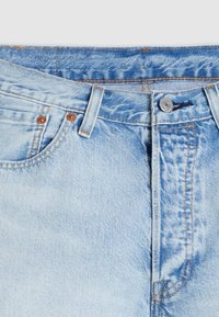 Jeans din denim de culoare albastră deschisă, cu închidere prin buton și fermoar, având cusături de culoare portocalie aurie și două buzunare frontale. Material texturat.