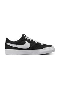 Fekete sportcipők fehér díszítéssel, texturált felsőrésszel, hagyományos fűzéssel és sima gumitalppal. Nike logó az oldalon.