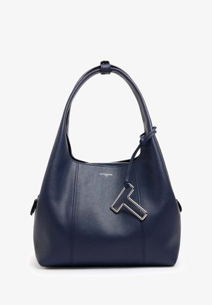 Navyblaue Leder-Hobo-Tasche mit glatter Textur, strukturiertem Design und einem silbernen 'T'-Akzent, der am Trageriemen befestigt ist.