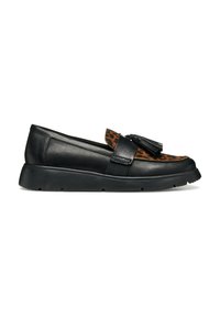 Scarpa in pelle nera modello slip-on con tomaia in stampa leopardata, dettagli con nappina e suola in gomma flessibile. Presenta una texture liscia e una forma arrotondata.