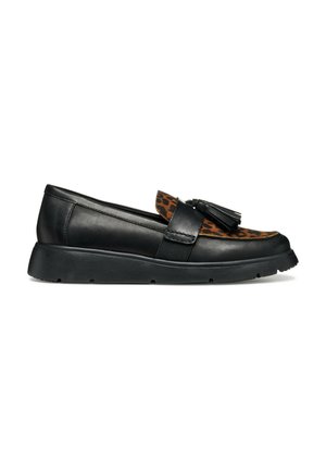 Scarpa in pelle nera modello slip-on con tomaia in stampa leopardata, dettagli con nappina e suola in gomma flessibile. Presenta una texture liscia e una forma arrotondata.