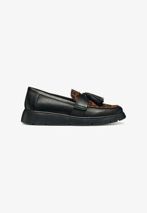 Zapato negro de piel sin cordones con parte superior de estampado de leopardo, detalle de borlas y suela de goma flexible. Presenta una textura suave y una forma redondeada.