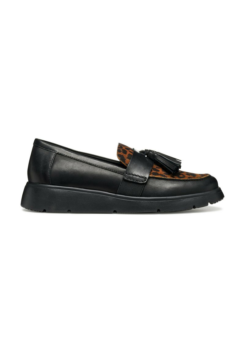 Scarpa in pelle nera modello slip-on con tomaia in stampa leopardata, dettagli con nappina e suola in gomma flessibile. Presenta una texture liscia e una forma arrotondata.