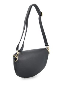 Sort skuldertaske i læder med en buet form, tekstureret overflade, guldfarvet hardware og justerbar rem for alsidighed.