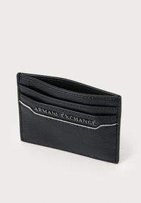 Juodas odinis kortelių laikiklis su keliais skyreliais ir įspauduotu "Armani Exchange" logotipu, su sidabrinėmis detalėmis per kraštą.
