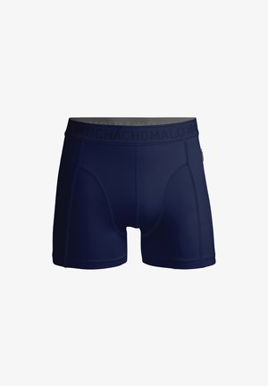 Tumed sinine meestele mõeldud bokserpüksid siledast venivast kangast, millel on bränditud elastne vöökoht ja tugevdustatud õmbluse detailid.