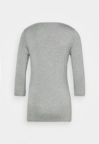 Vaaleanharmaa pitkähihainen paita, jossa suora helma, näkyy takaa yksinkertaisella valkoisella taustalla.