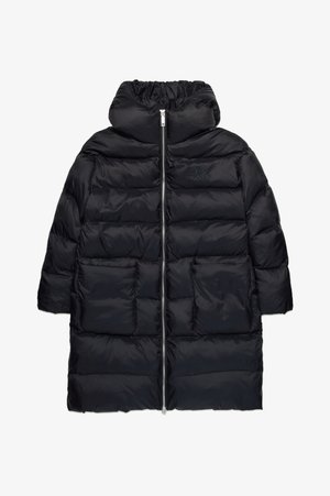 Czarna puchowa kurtka z wysokim kołnierzem, pełnym zamkiem błyskawicznym i dwiema dużymi przednimi kieszeniami. Gładki, błyszczący materiał z pikowanym wzorem.