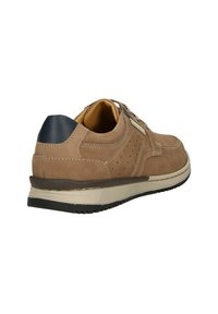 Scarpa in suede marrone con accentuazioni perforate, tacco blu navy, suola in gomma beige e dettagli cuciti. Progettata per un uso casual e per il comfort.