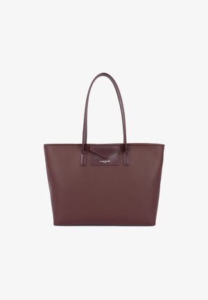 Sac fourre-tout en cuir de couleur bordeaux profond avec une texture granulée, des poignées plates et un accent triangulaire. Il présente un détail de logo sur le devant.