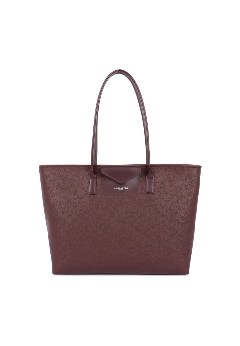 Borsa tote in pelle di un profondo bordeaux con texture granulosa, manici piatti e un accento triangolare. Presenta un dettaglio con logo sul davanti.