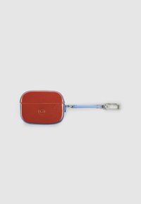 Rood leren etui met een gladde afwerking, blauwe randen en een afneembare lichtgrijze band. Voorzien van een logo aan de voorkant en een veilige sluiting.