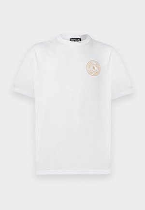 Wit T-shirt met korte mouwen en een ronde hals, met een klein beige cirkelvormig logo op de linkerborst met de tekst "Versace Jeans Couture."