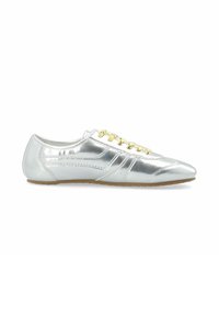 Chaussure en cuir argenté au design épuré, à bout pointu et avec des lacets jaunes. Présente des coutures discrètes et une semelle souple marron.