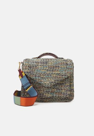 Sac à main rectangulaire tissé multicolore avec fermeture à rabat et poignée supérieure, équipé d'une bandoulière large rayée amovible en bleu, orange et vert.