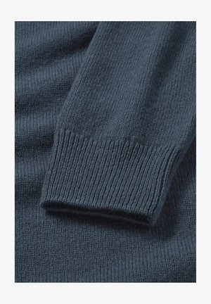 Dunkelblauer Strickpullover mit gerippten Bündchen und Struktur. Weiches Material, das ein klares Design und subtile Variationen im Strickmuster aufweist.