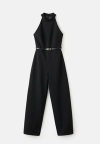 Mono negro con cuello alto, diseño sin mangas y pantalones de pierna ancha. Presenta un delgado cinturón negro en la cintura y bolsillos laterales angulares.