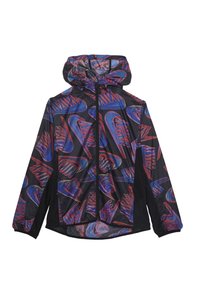 Černá a červená větrovka s kapucí, zdobená abstraktními vzory a plným zipem vpředu. Materiál vypadá lehce a hladce.