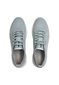 Scarpe sportive in rete azzurro chiaro con punta rotonda, sistema di allacciatura e suola bianca. Presentano una superficie testurizzata e sottili accenti del logo.