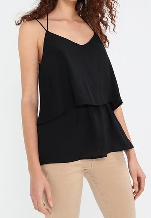Top nero senza maniche con design a strati, caratterizzato da sottili spalline a spaghetti e una texture morbida e opaca. Silhouette semplice e fluida.