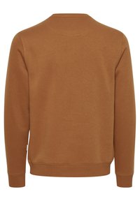 Sudadera marrón con cuello redondo, mangas largas y puños acanalados. La tela tiene una textura suave con un diseño simple y sin patrones.