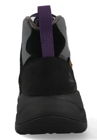 Zwarte en grijze hoge schoen met een gestructureerde bovenkant, rubberen zool en een paarse trekband aan de achterkant voor gemakkelijk aan- en uittrekken.