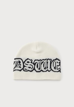 Bonnet en maille blanche avec un bord replié et des lettres noires gothiques en gras, présenté sur un fond clair uni.