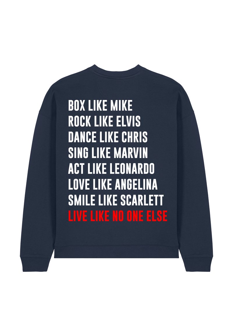 Felpa della marina con testo bianco e rosso che evidenzia varie azioni. Collo e polsini a coste, vestibilità ampia, tessuto morbido.