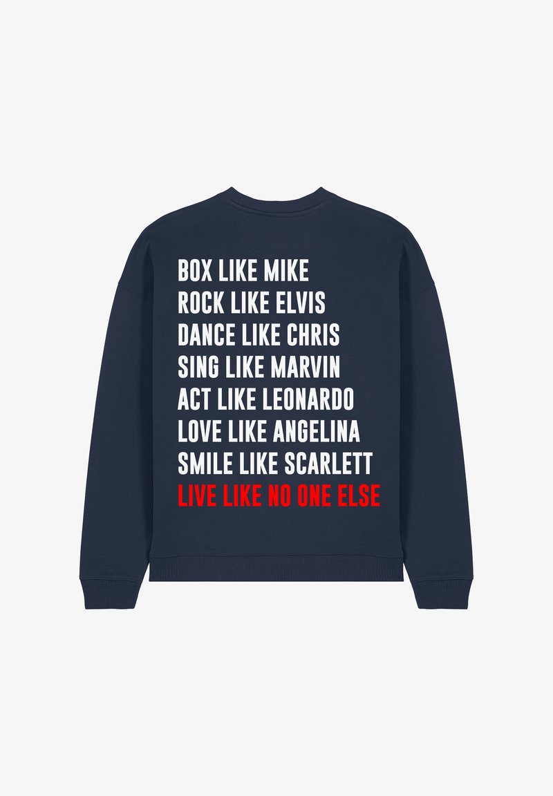 Marineblauwe sweatshirt met witte en rode tekst met zinnen die verschillende acties benadrukken. Ribbelboord bij de hals en mouwen, ontspannen pasvorm, zacht materiaal.