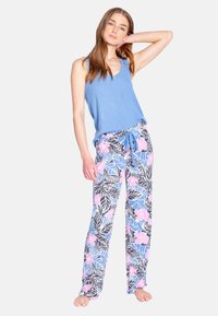 Top de tirantes azul acanalado combinado con pantalones de flores coloridos que presentan hojas rosas y azules. Tela suave con una cinturilla elástica.